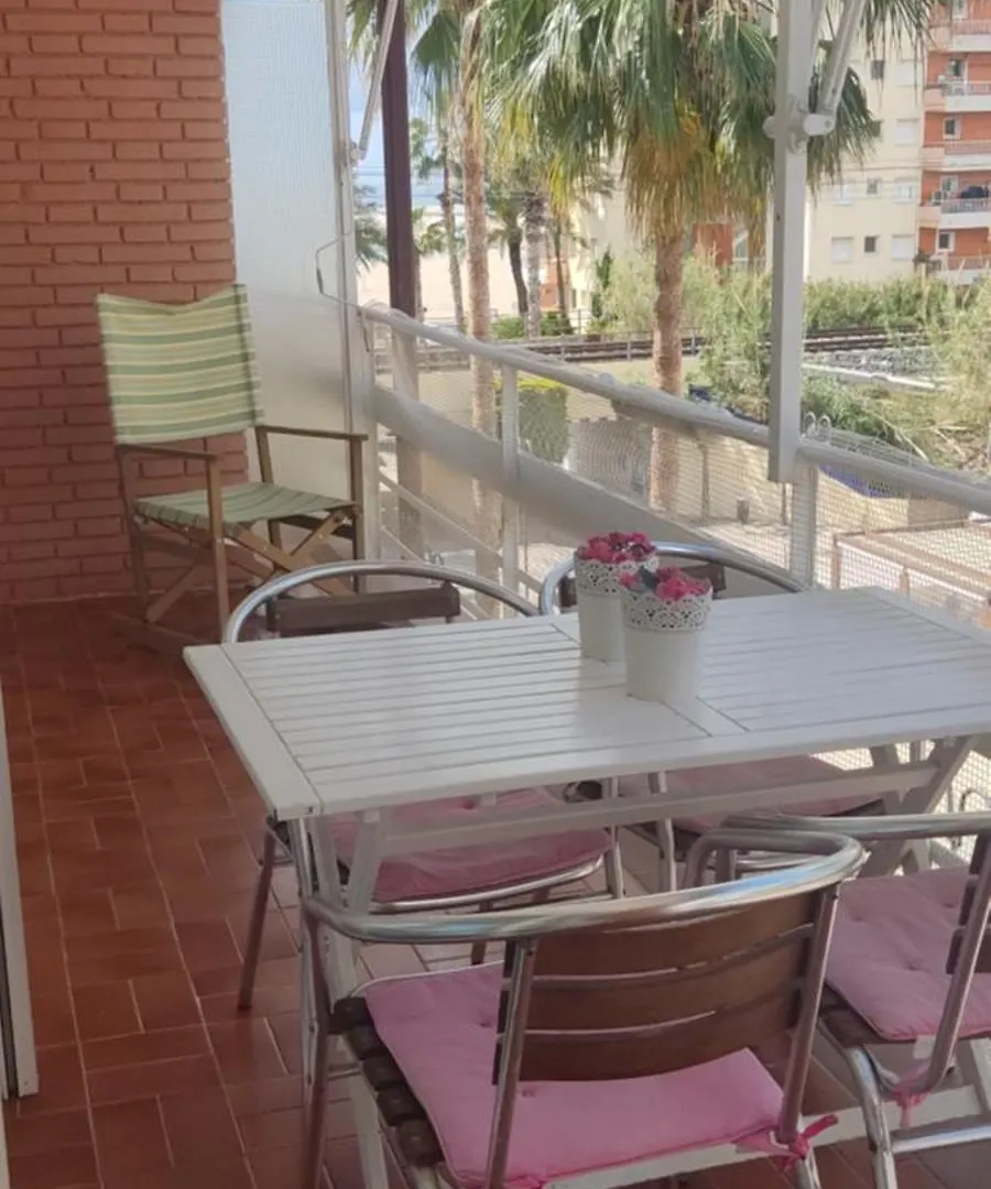ENCANTADOR apartamento frente a la playa de Bara Roda de Berà