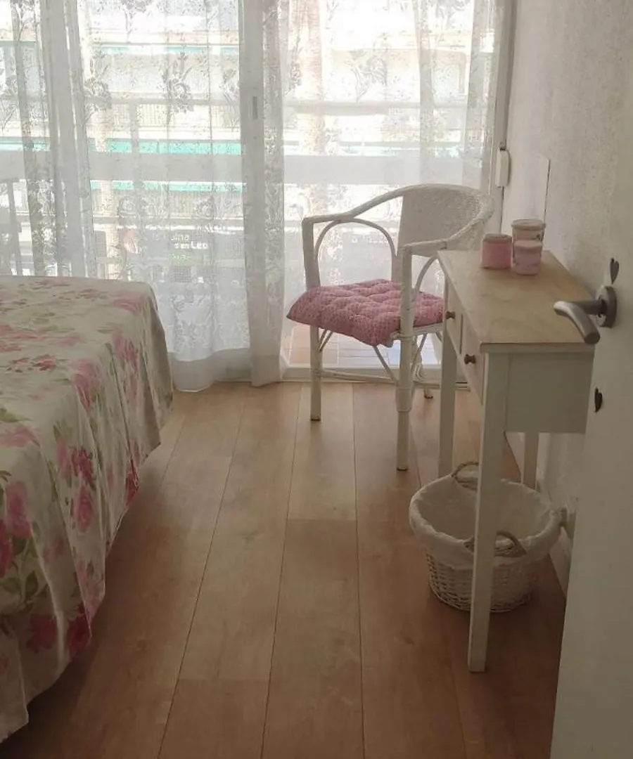 ENCANTADOR apartamento frente a la playa de Bara Roda de Berà  España